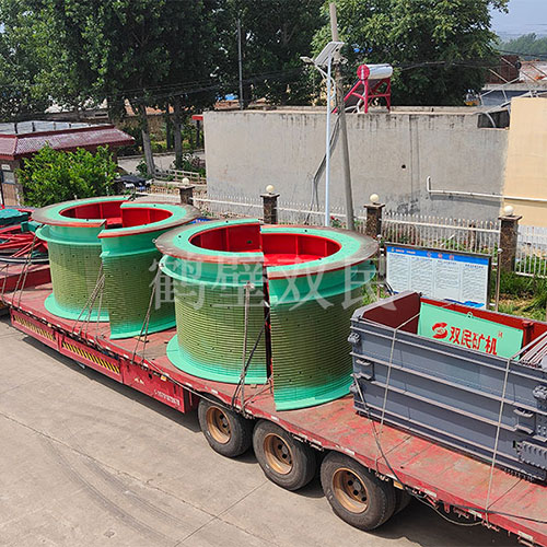 鑿井絞車廠家鶴壁雙民發(fā)往新疆的3米雙筒礦井提升機(jī)裝車出貨！